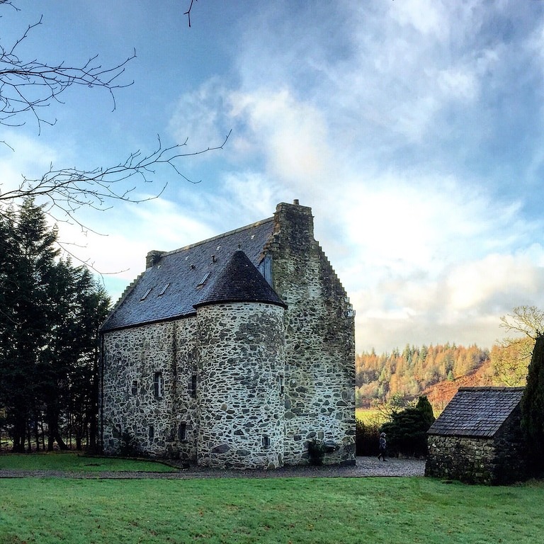 Kilmartin Castle 2 credit VRBO via Holidu Bij deze 10 middeleeuwse kastelen in Europa kun je logeren