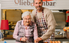 Oma Coby's Oliebollenbar, Olieborrel, De Eeuwige Jeugd, Oliebollen, Eenzame ouderen