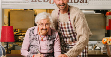 Oma Coby's Oliebollenbar, Olieborrel, De Eeuwige Jeugd, Oliebollen, Eenzame ouderen