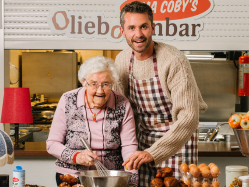 Oma Coby's Oliebollenbar, Olieborrel, De Eeuwige Jeugd, Oliebollen, Eenzame ouderen